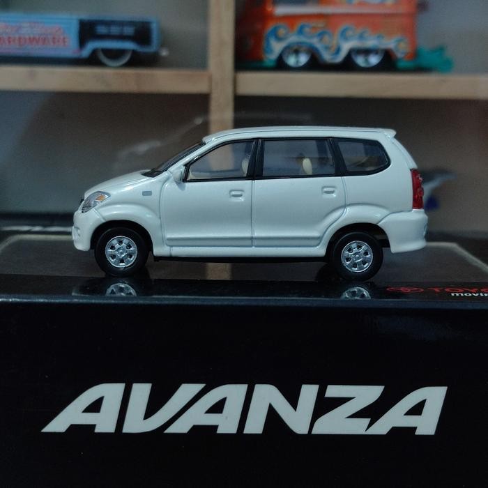 Diecast Toyota avanza old  gen 1 skala 1:43 white Miniatur