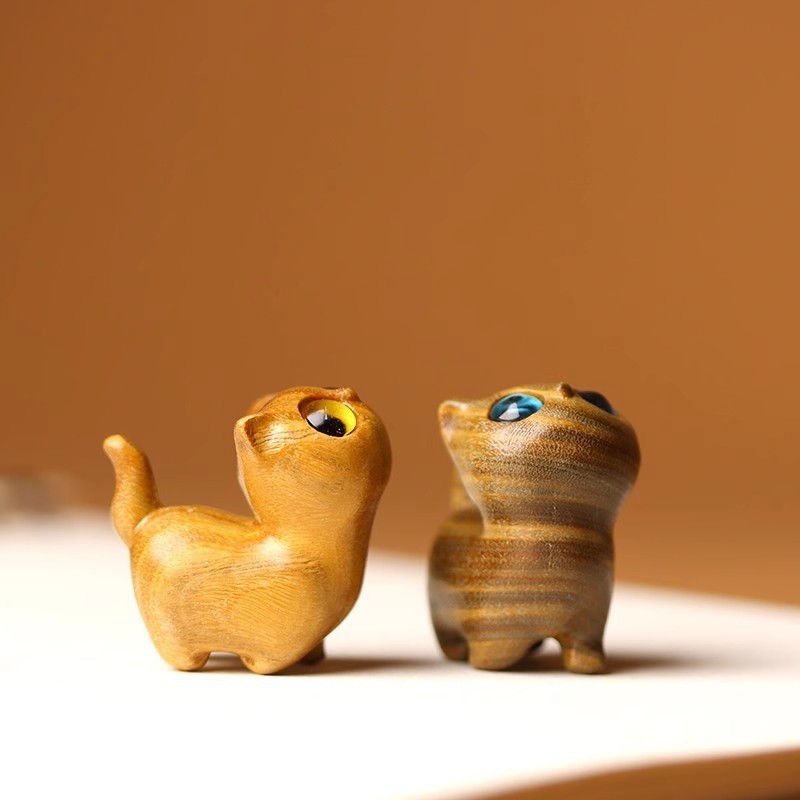 

Green sandalwood carving strange kitten animal creative wooden cute cat play hand handle a small birthday gift craft