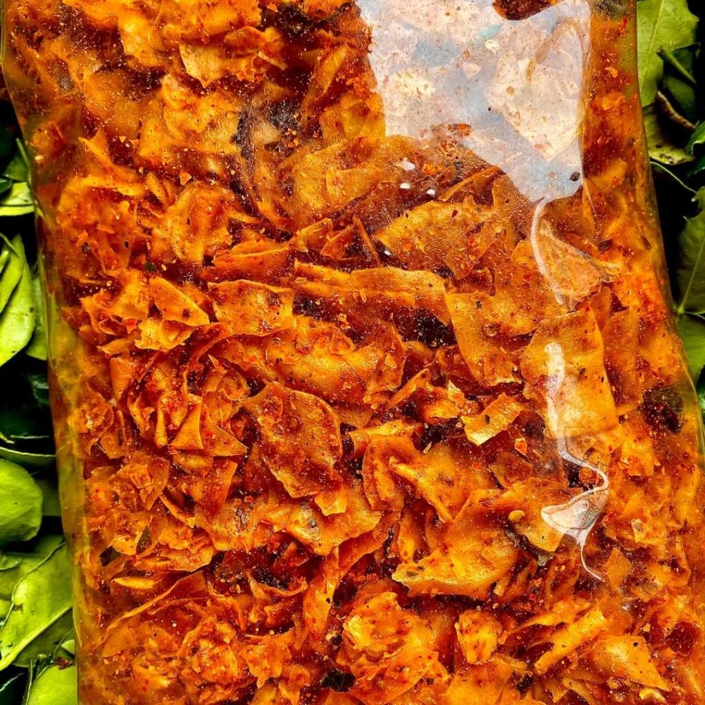 

Keripik Singkong Kriwil Pedas Daun Jeruk Kemasan 1 kg