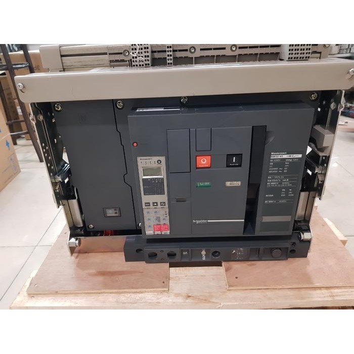 Schneider ACB NW 4P 3200A Drawout NW32H1 Micrologic 2.0 Original