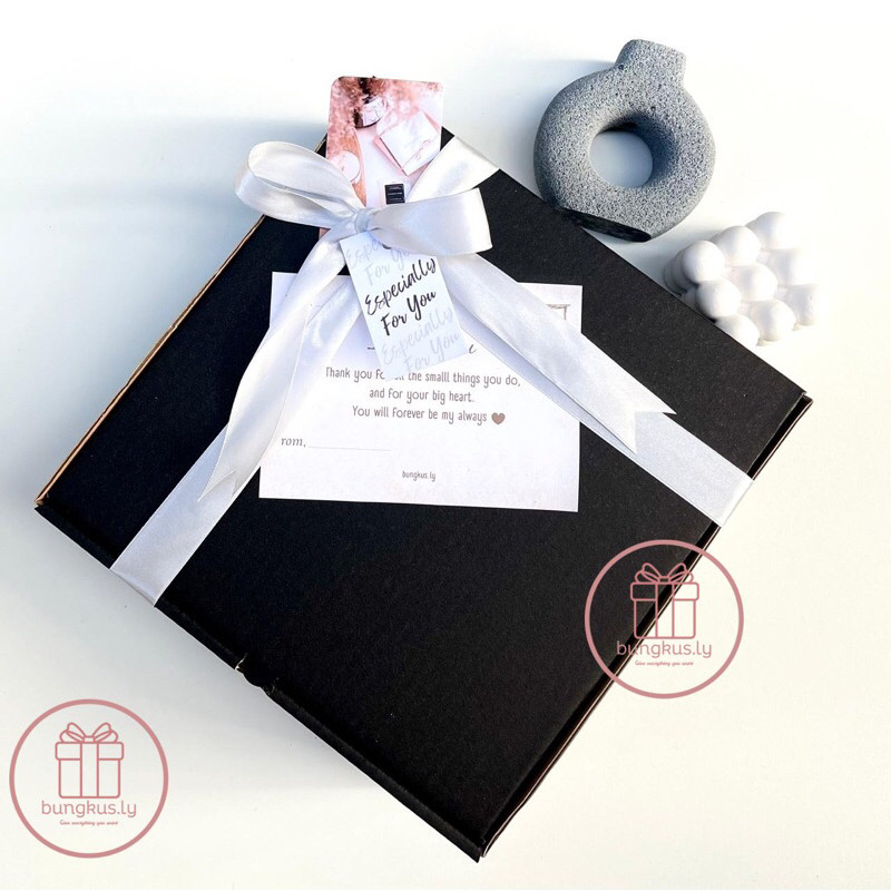 

(Box 25X25X10 CM) Box Hampers | Gift Box | Kotak kado Ulang Tahun | Hampers | Kardus Hampers | Kardus Packing | Kotak Kado | Kado Wisuda | Kado Ulang Tahun Cewek Happy birthday Anniversary Graduation Milad Estetik Lengkap dengan Kartu Ucapan