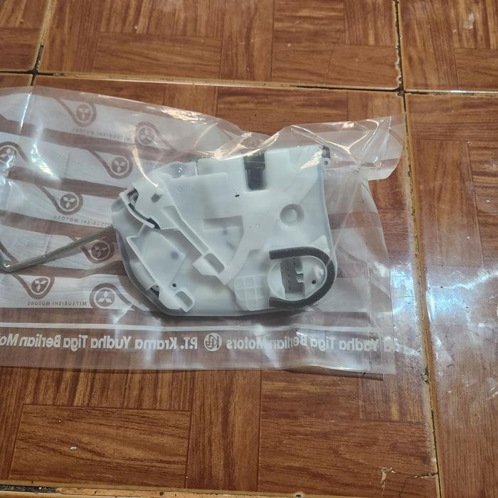 

Door lock pintu tengah kiri mitsubishi XFORCE original