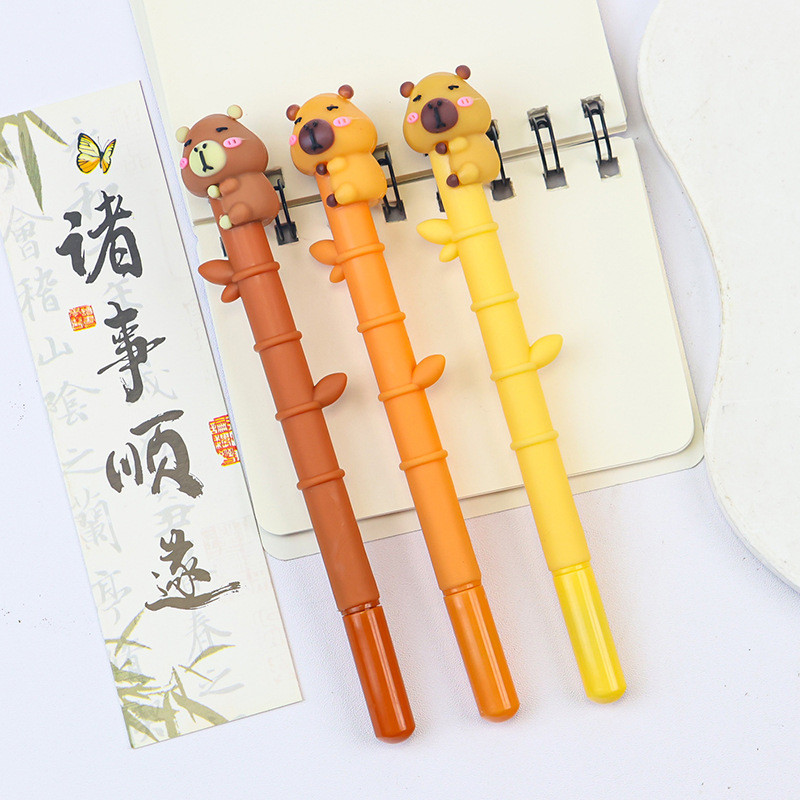 

[GROSIR ATK] PULPEN GEL MOTIF BONEKA CAPYBARA, MONYET DAN PANDA LUCU TINTA HITAM COCOK UNTUK SEKOLAH