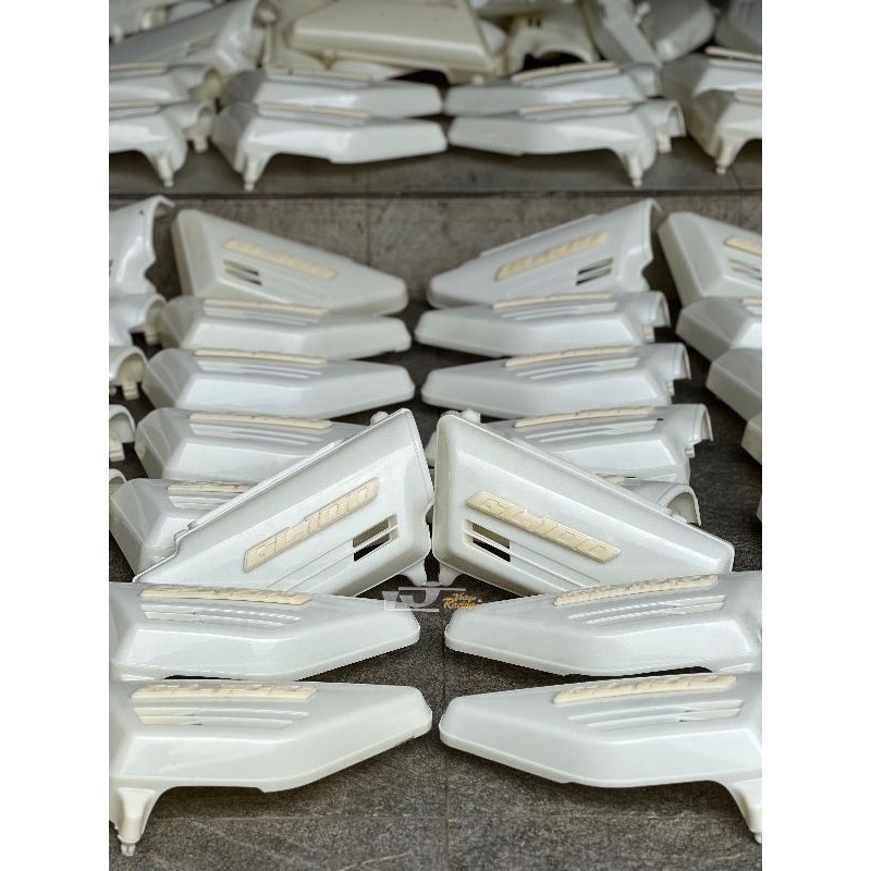 SEPASANG BOX AKI GL100 KEMPOLAN GL100 TEMPONG GL100 ABS GADING ORIGINAL set kanan dan kiri