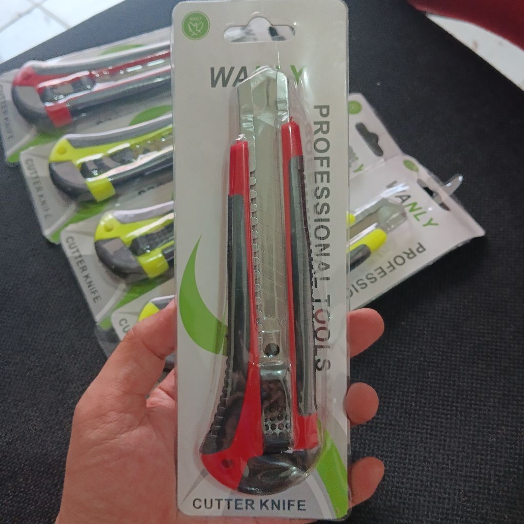 

Pisau Cutter potong Besar 18mm