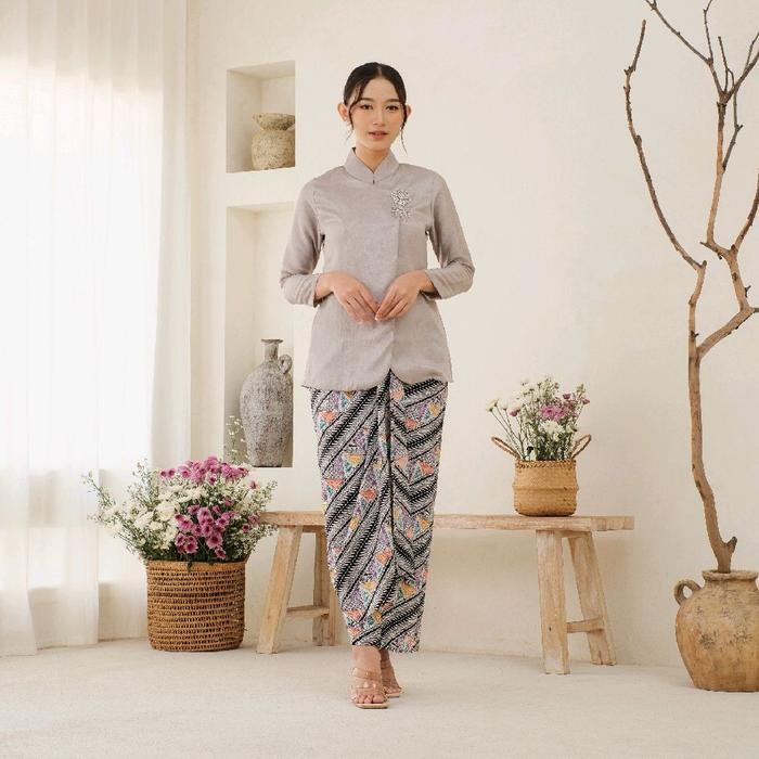

Kebaya Janggan Modern Bahan Katun Silk by Khalisa Batik- Dasiyah/ Gadis Kretek Grey - grey, XS