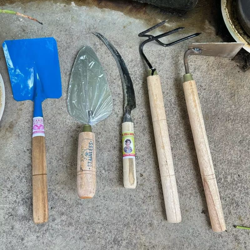 paket set peralatan berkebun cangkul garuk mini isi 5 pcs, sekop biru sabit, gergaji padi, sendok se