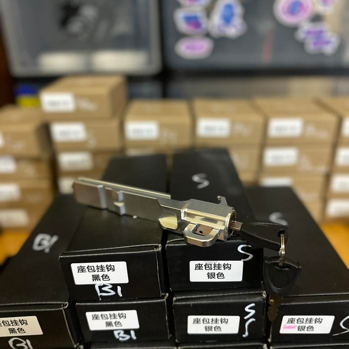 Gantungan jok vespa matic CNC seat luggage helmet hook sistem kunci untuk semua vespa matic sprint p