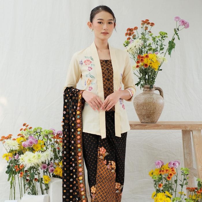 

Kebaya kutubaru encim batik naura lengan 7/8 meradelima katun cream warna - XS