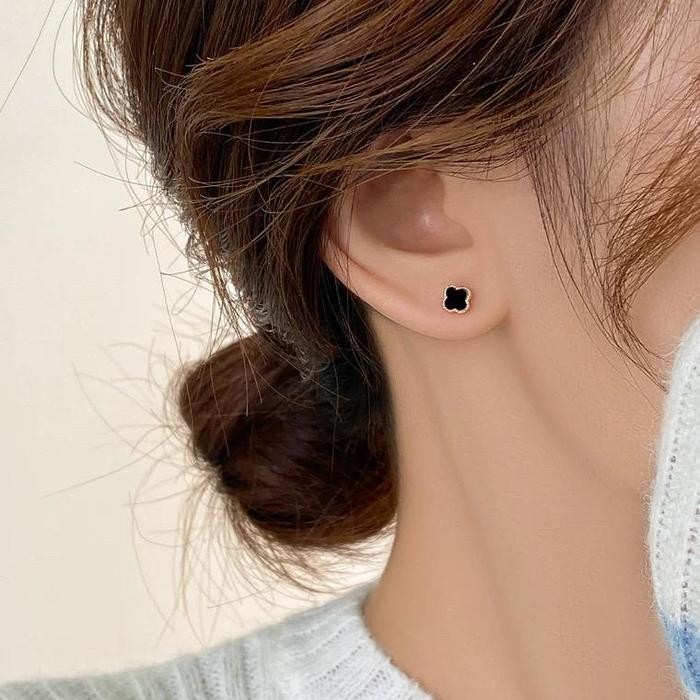 Anting Wanita Titanium Anti Karat Gold Hitam Girls Fashion Earrings anting tusuk clover  kecil Gold