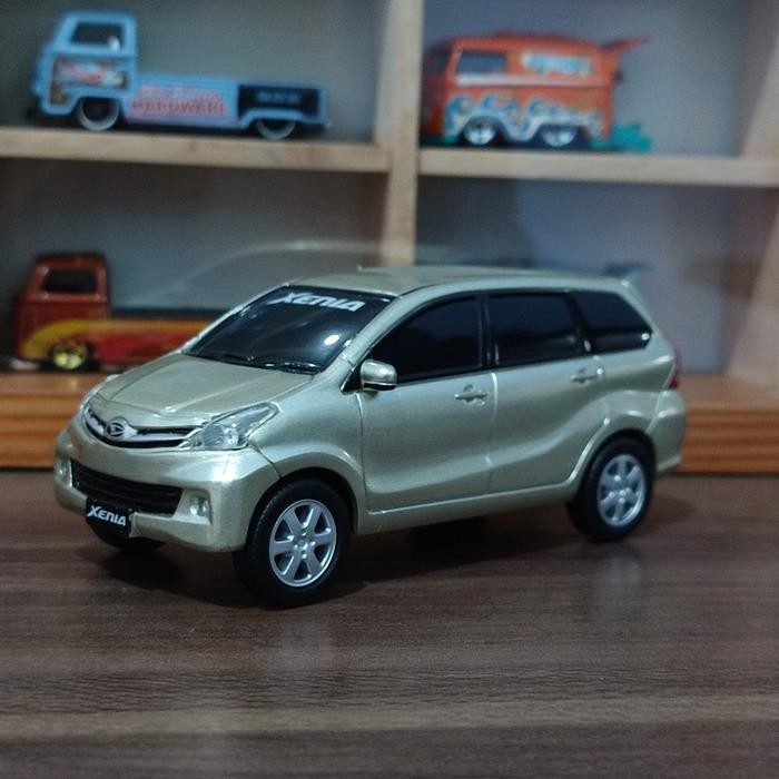 Diecast Daihatsu Xenia Dealer Box Skala 1:36 Champagne Miniatur