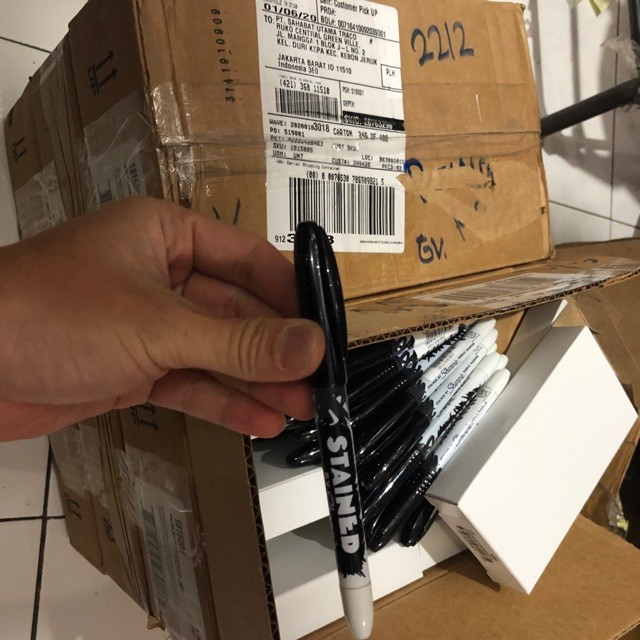 

Sharpie stained hitam