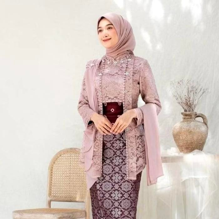 

Kebaya Kutu Baru (Atasan Saja) Free Slendang dan Obi Belt Batik | Atasan Kebaya Wanita Kutu Baru Premium Baju Brokat Payet Wisuda - Rose Gold, L