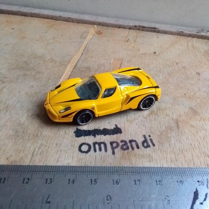 EO99 diecast hotwheels Ferrari Enzo kuning