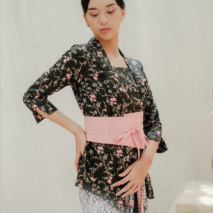 

Kebaya Kutubaru Clarris Lengan 7/8 Meradelima Katun Jepang Hitam - XS