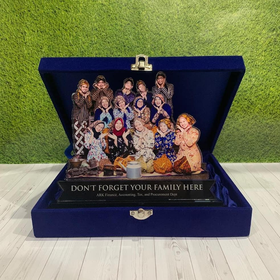 Bergaransi  Plakat Kenang-kenangan Keluarga, Sekolah, Kampus, Souvenir Unik, Plakat Akrilik, Kado Wi