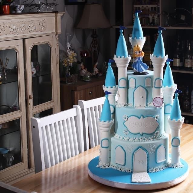 

Kue Ulang Tahun Tema Frozen Castle 3 tiers Catering Malang DMT
