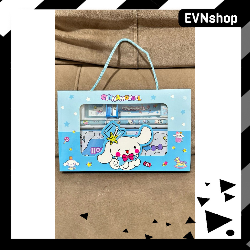 

Set Alat Tulis Anak Karakter Sanrio 4 in 1 – Pensil, Penggaris, Rautan, Penghapus, Tempat Pensil 9009