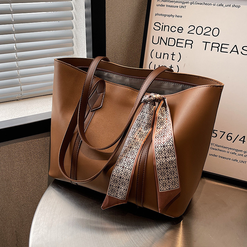 

2025 new trendy retro versatile commuter shoulder bag premium tote bag