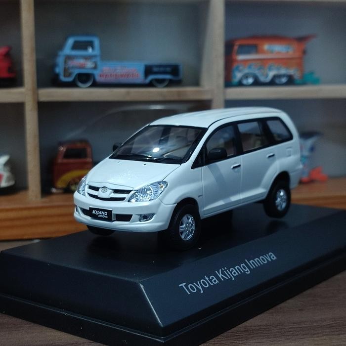 Diecast Toyota Innova Old White Auto2000 1:43 Miniatur