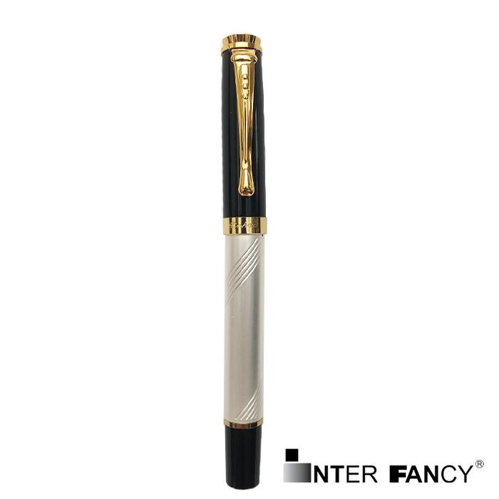 

Pen Pena Ballpen Bolpen Jin Hao Tipe ROLLER Pen 500, Kombinasi warna Hitam dan Silver, Bentuk Kokoh, Anggun / Elegan. Body Ukiran bahan Metal, mantap dipakai untuk menulis, lancar, smooth. Dirancang untuk para Executive