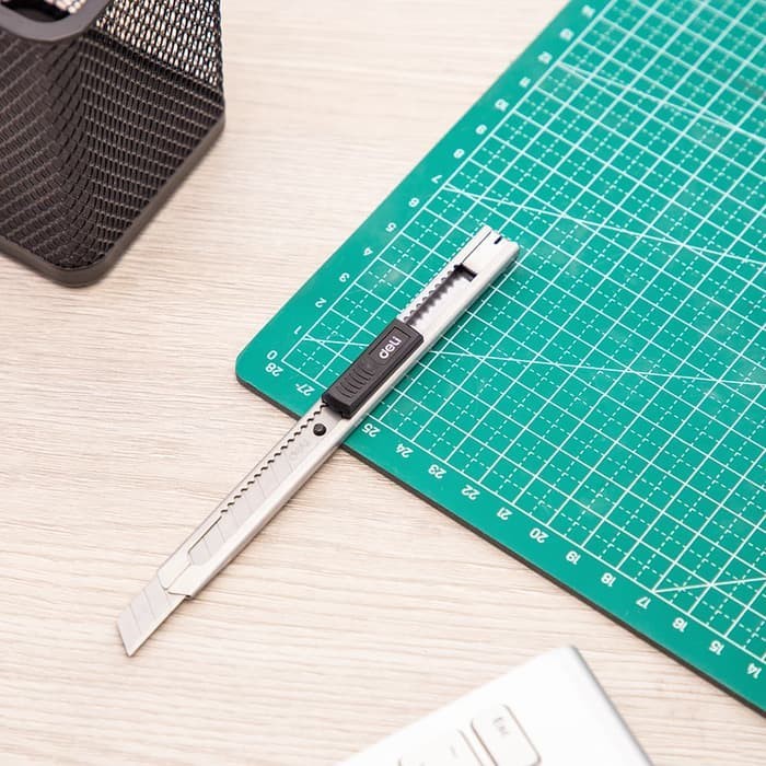 

Deli Cutter pisau baja SK5 mudah untuk memotong sistem kunci manual untuk penggunaan yang aman 2058