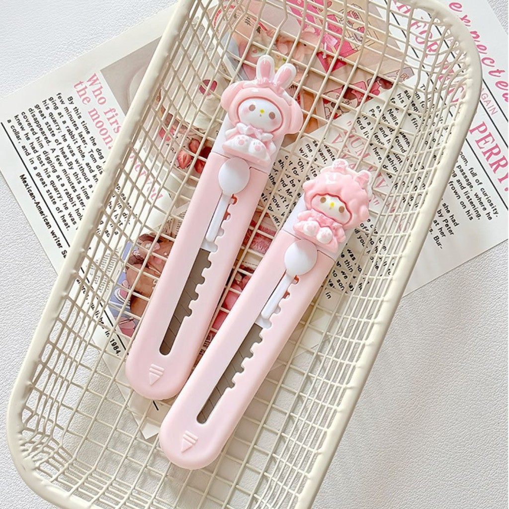 

VIRAL!1 CUTTER MINI AESTHETIC WARNA PASTEL PINK DAN UNGU DENGAN BONEKA KARAKTER LUCU 3D KAWAII