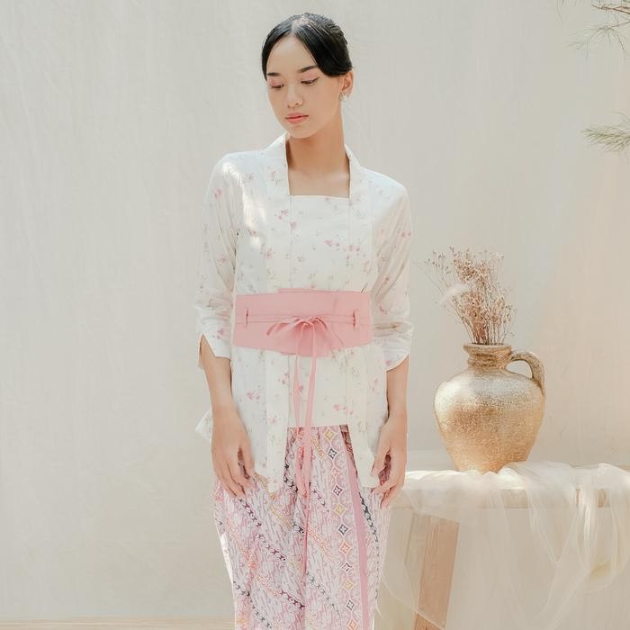 

Kebaya Kutubaru Clarris Lengan 7/8 Meradelima Katun Jepang Putih Pink - XS