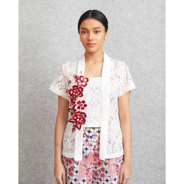 

Dwina Kutubaru (in white) - Amanda Hartanto Batik - Dwina Kutubaru