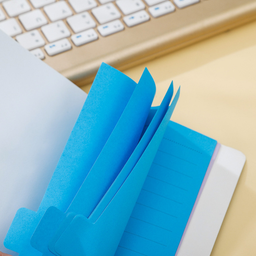 

1pc Index Divider Sticky Notes, Tabbed Self-Stick Lined Note Pad, 60 Ruled Notes, Assorted Neon Colors, Random colors