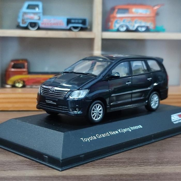 Diecast innova 2012 skala 1:43 Auto2000 Black Miniatur