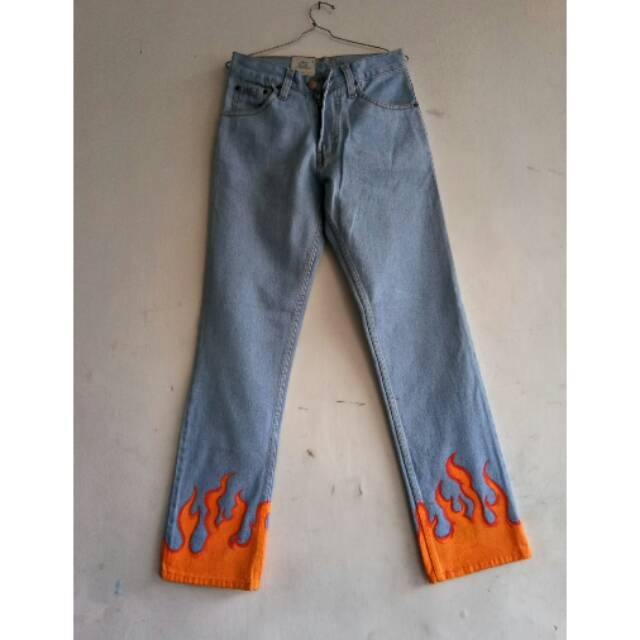 

Celana lukis motif api