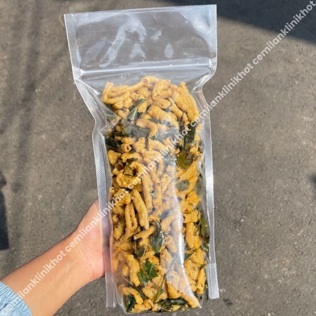 

Usus Krispi / kripik usus original 500GR/ 500GR usus Crispy bumbu ORIGINAL Pedas daun jeruk