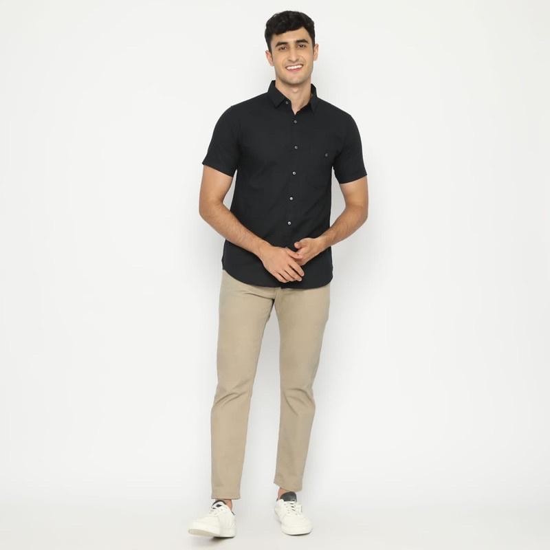 Code Male - Brave Kemeja Pria Basic Lengan Pendek Dark Hitam Slimfit