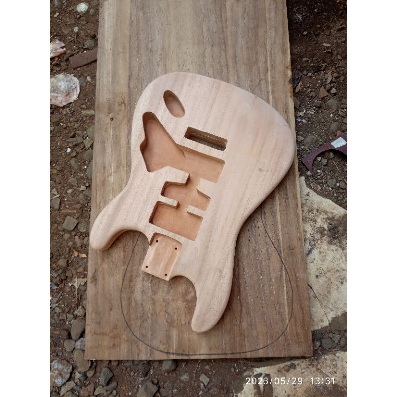 Body Gitar Fender Stratocaster Kayu Mahogany Custom