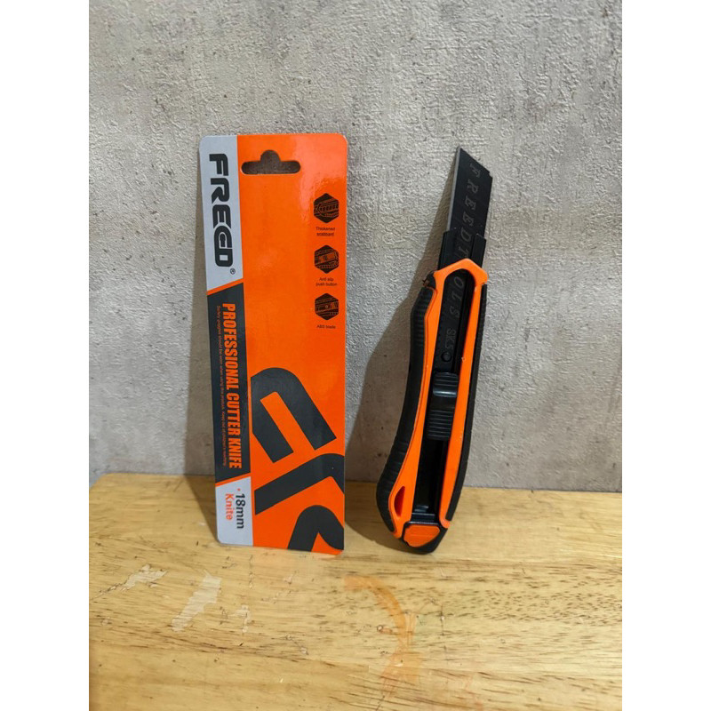 

FREED Pisau cutter BESAR DORONG 18mm / CUTTER dorong bonus 1 pcs mata pisau