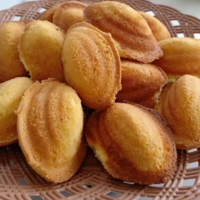 

BOLU Kering / Bolu Cubit / Bolu Klemben / Bolu Perahu Manis Cemilan - 1/4 kg