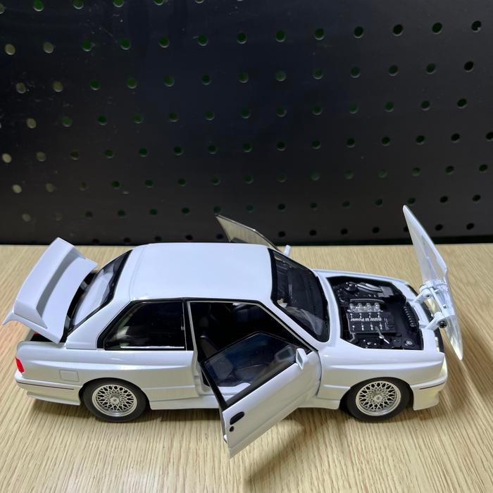 Diecast skala 1/24 bmw m3 e30 sport 1988