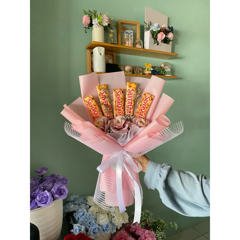 

Buket Coklat/ Buket Silverqueen/ Buket Wisuda/ Buket Kado [VALLEN]