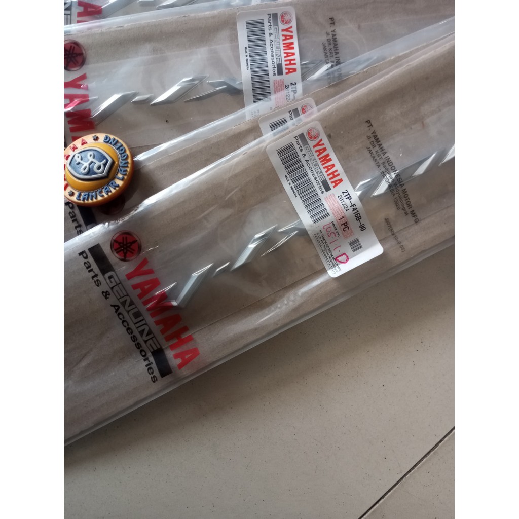 STICKER EMBLEM YAMAHA NEW VIXION ADVANCE TIMBUL SILVER ORIGINAL YGP  2TP-F416B-00