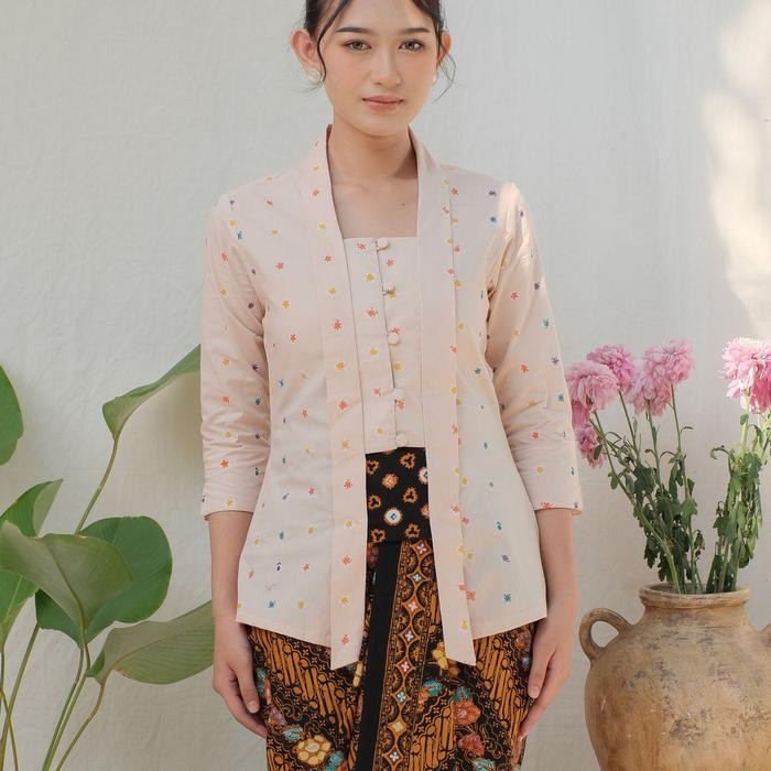 

Kebaya Kutubaru Etnik Jasmine Lengan 7/8 Meradelima Katun Cream - XS