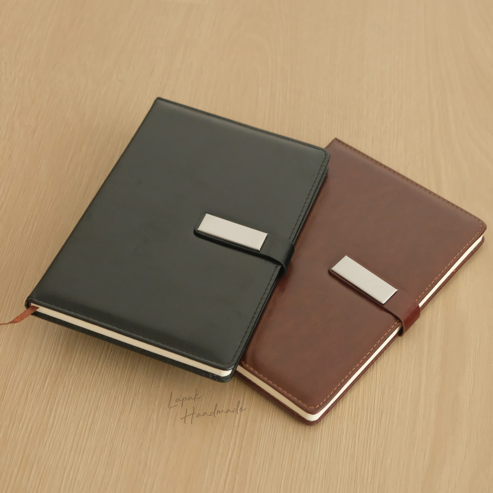 

Giftsential Clip Notebook Custom Grafir Kulit A5