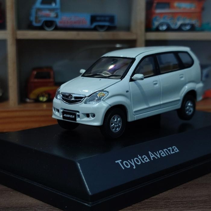 Diecast Toyota Avanza Old White 1:43 Rims Miniatur
