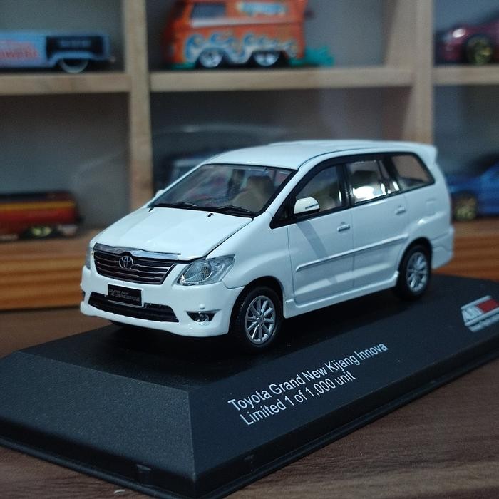 Diecast innova 2012 skala 1:43 Auto2000 White Miniatur