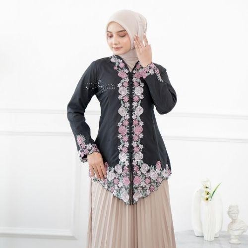

Kebaya Adeeva Series Kebaya Encim Kebaya Bordir Kutu Baru Tradisional Wisuda Brokat Jawa Tasik Dress Pesta - Hitam, S