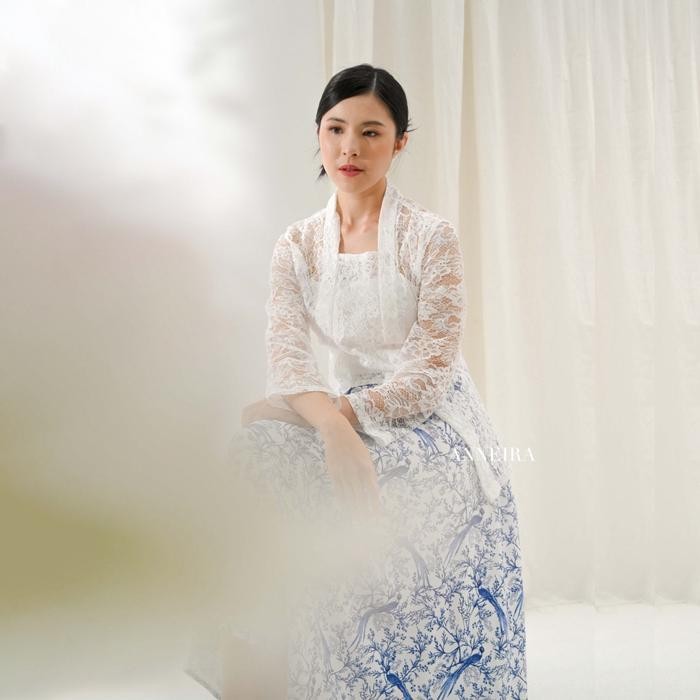 

ANNEIRA - AYLA KEBAYA BLOUSE - KEBAYA KUTU BARU MODERN BRUKAT LACE - White, S-M