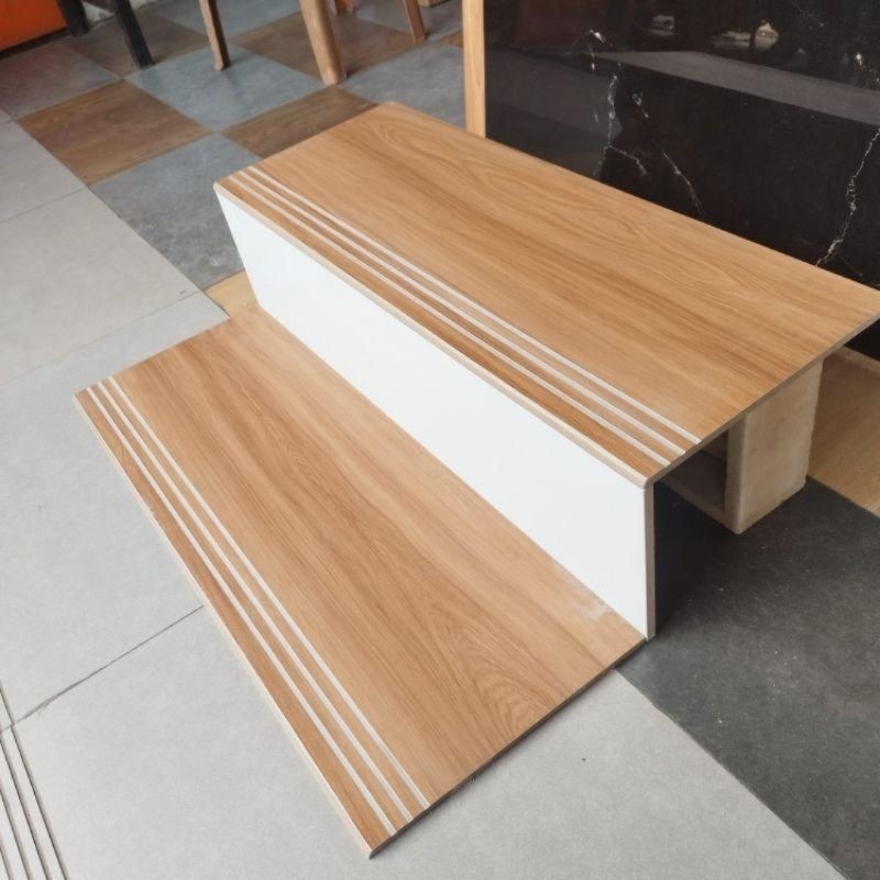 Granit anak tangga kombinasi motif kayu doff + putih polos glosy ukuran 30x100+20x100 bisa request u