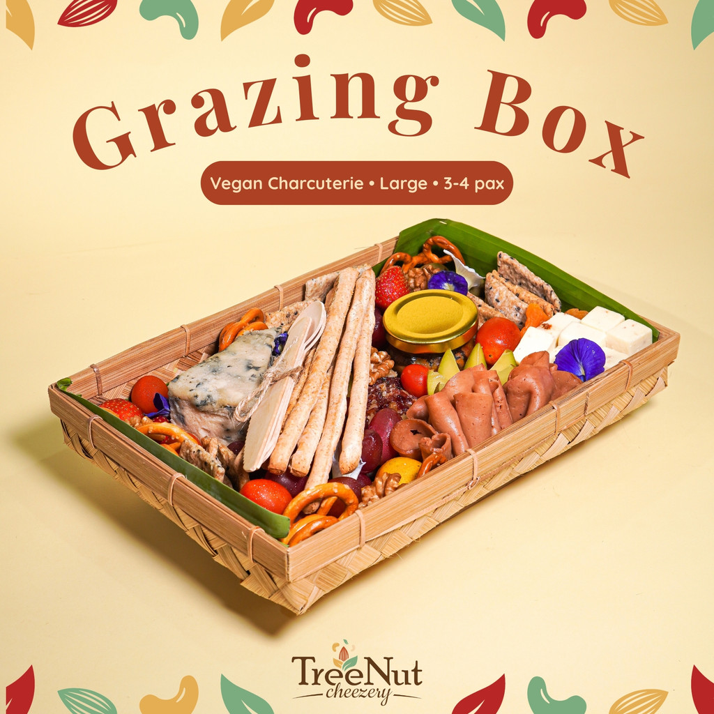 

Grazing Box Vegan Siap Saji – 3 Keju Artisan + Crackers, Buah, Mockmeat, Chutney – Charcuterie Nabati | TreeNut Cheezery
