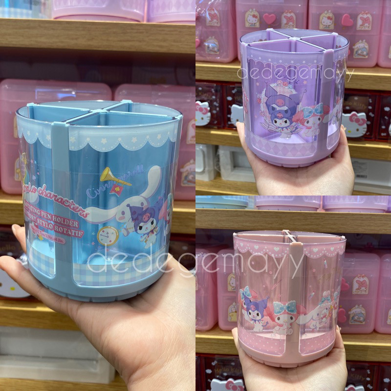 

Miniso x Sanrio - Rotating Pen Holder Sanrio | Tempat Pen Putar Organizer Storage Stationery Lemari Mini Rak Laci Alat Tulis Sanrio Cinnamoroll My Melody Kuromi