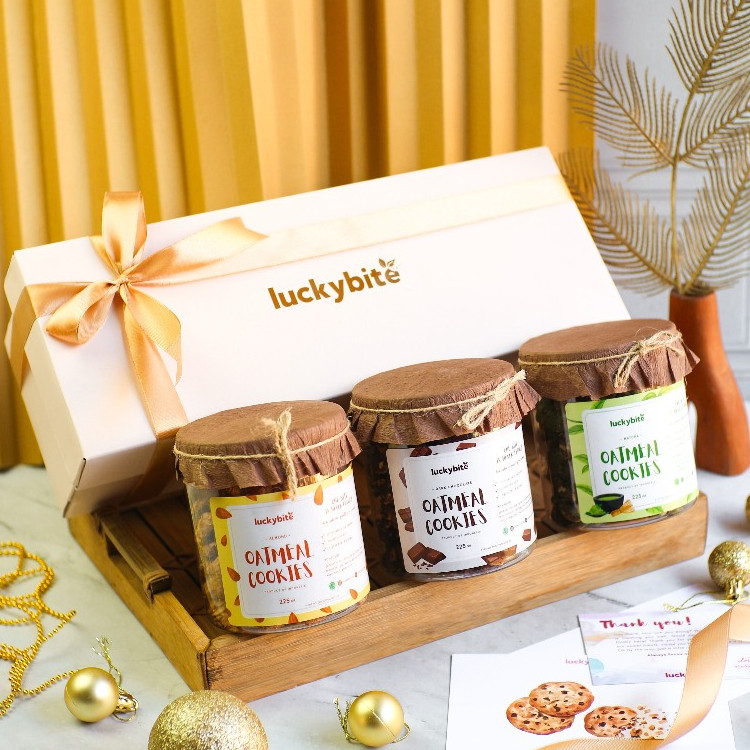 

Hampers / Gift Box / Kado - Semi Hardbox - Oatmeal Cookies 3 Jar + FREE Greeting Card + Pita + Bubble Wrap | LUCKYBITE